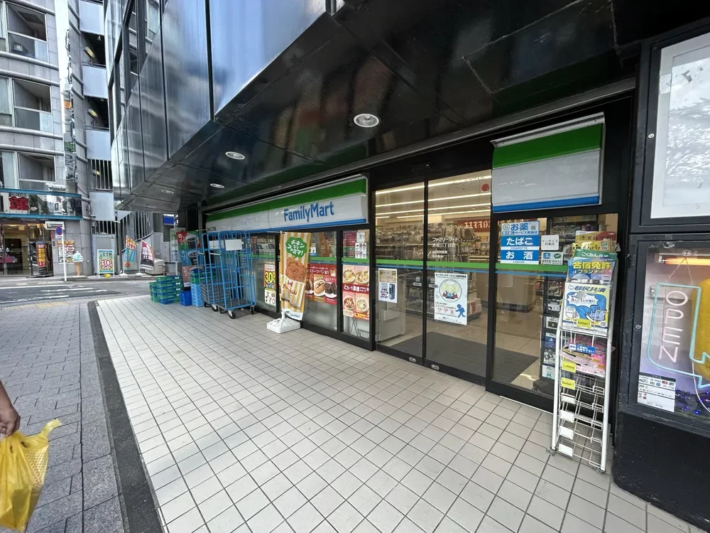 ファミリーマート赤坂三丁目店