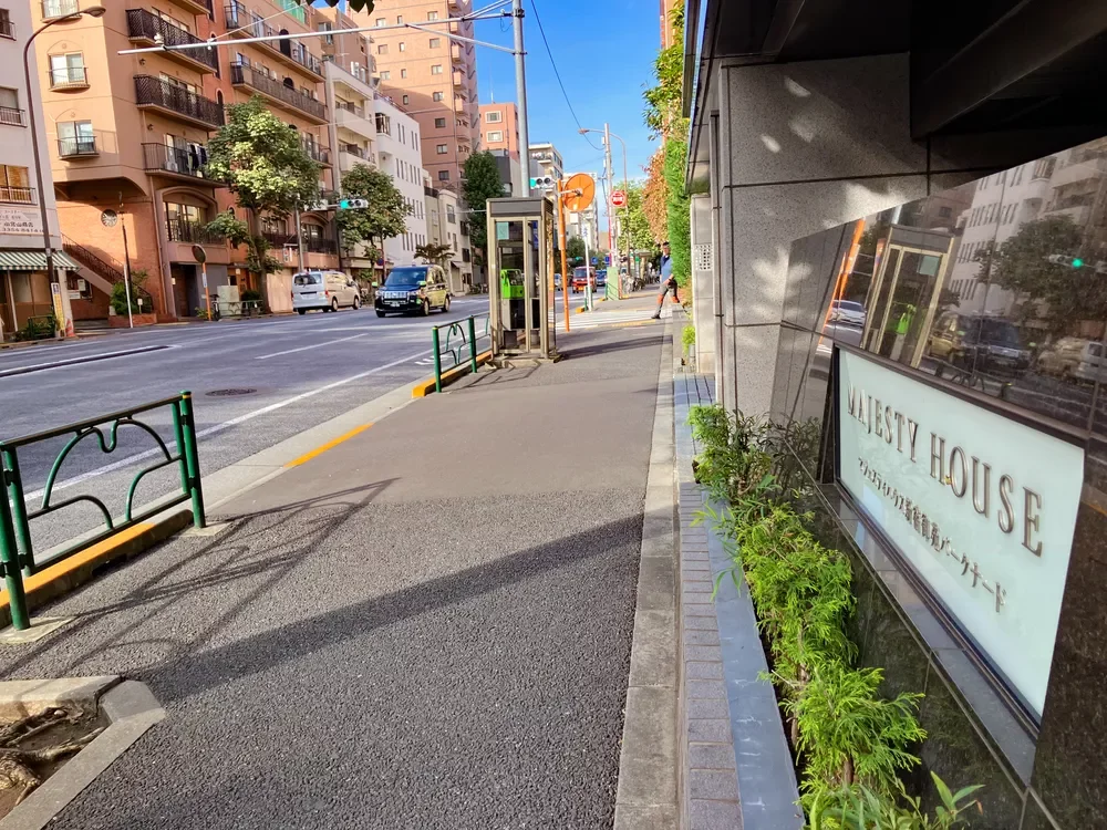 マジェスティハウス新宿御苑パークナード前の通り