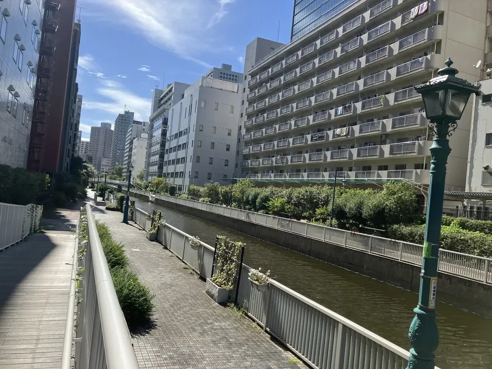 新芝運河沿いの遊歩道