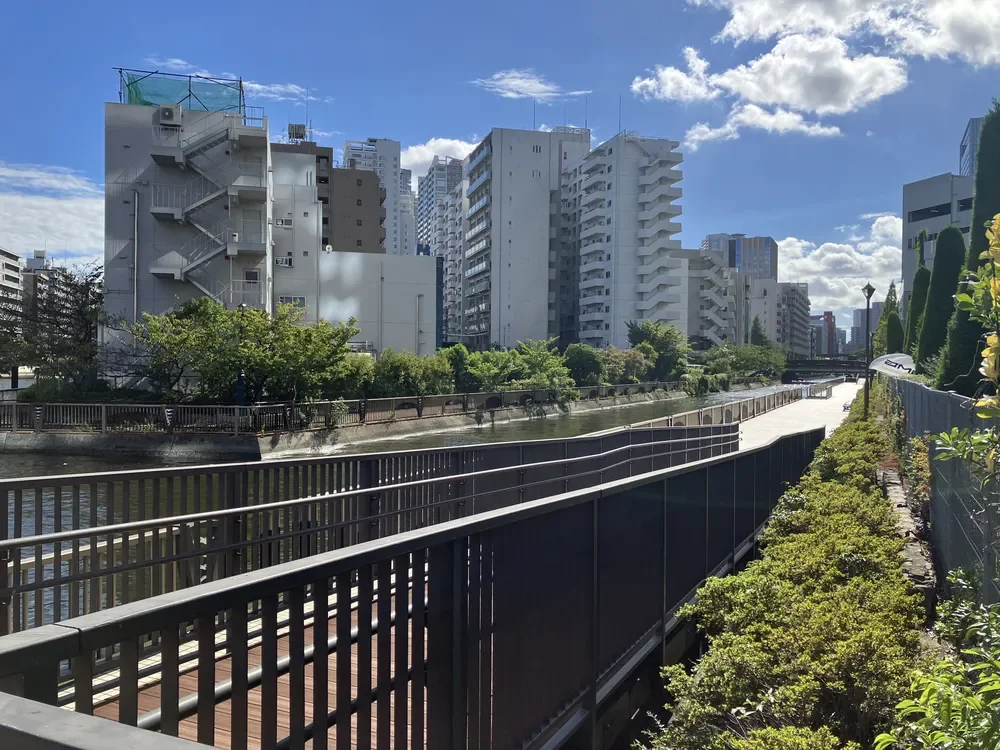 運河沿いの遊歩道